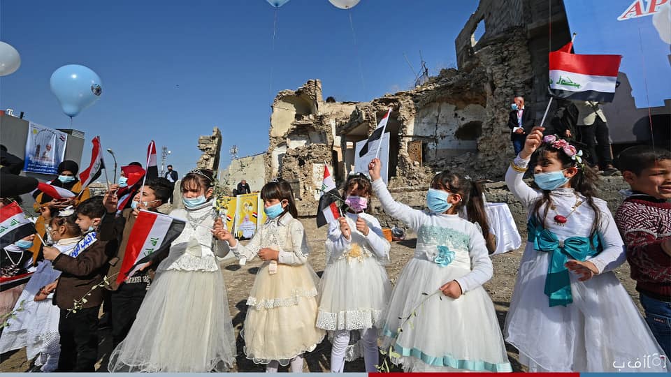 البابا يتجول بسيارة صغيرة مكشوفة بين أحياء الموصل المدمرة (صور)