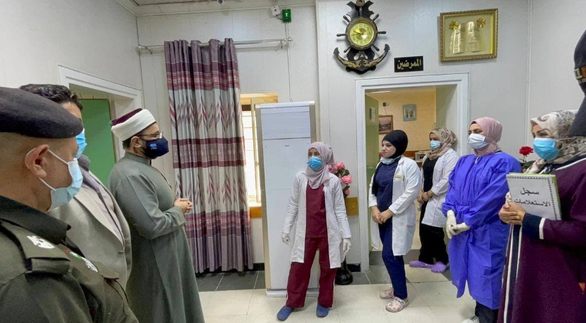 بالصور:وفد من جامع أبو حنيفة وسكان الأعظمية يزور جرحى انفجار جسر الأئمة