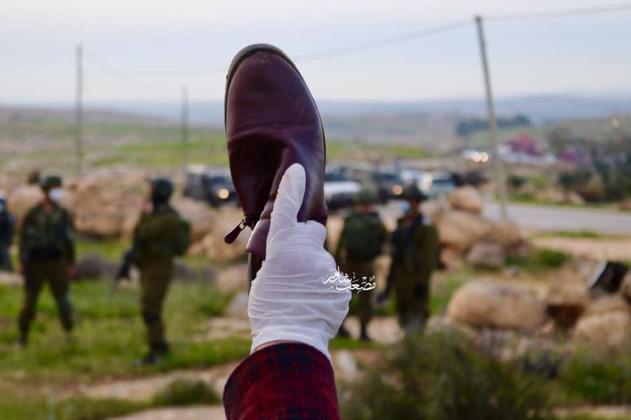 بالصور:فلسطنيون يستقبلون نتنياهو بالاحذية بقرية جنوب الخليل