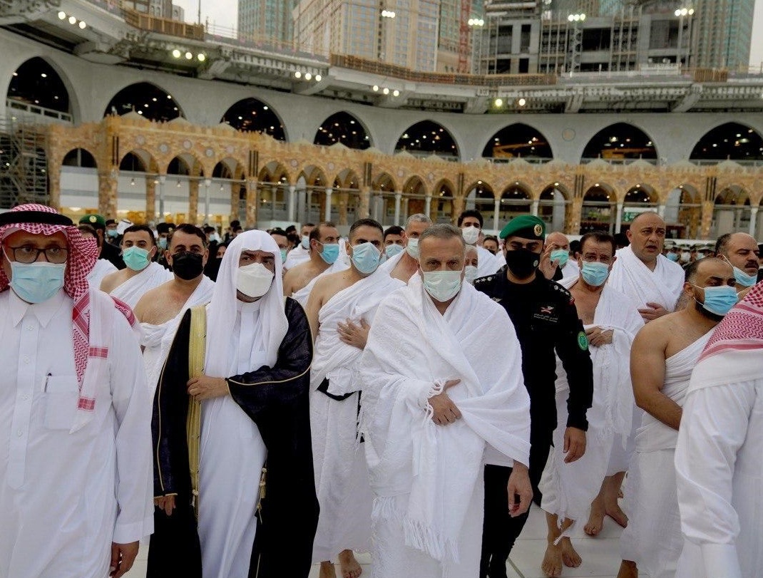 بالصور:الكاظمي يؤدي مناسك العمرة