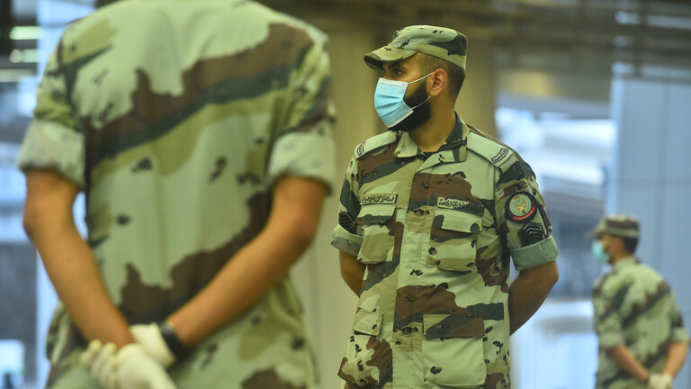 السعودية.. توقيف موظفين في وزارتي الدفاع والداخلية