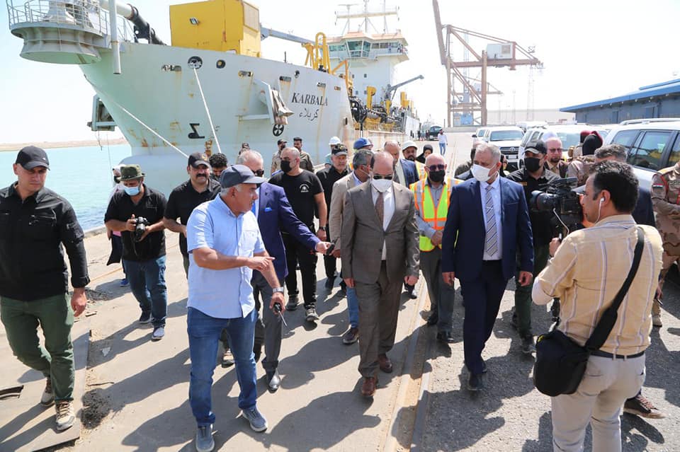 بالصور:وزير النقل يطلع على مراحل انجاز العمل في ميناء الفاو الكبير