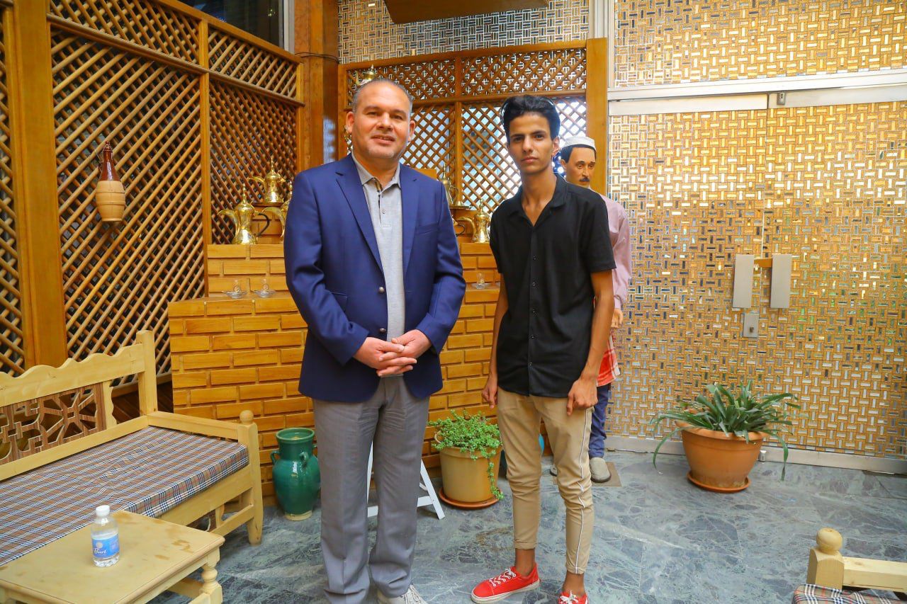 امين بغداد يكرم عامل نظافة نجح بدراسته الاعدادية بتفوق