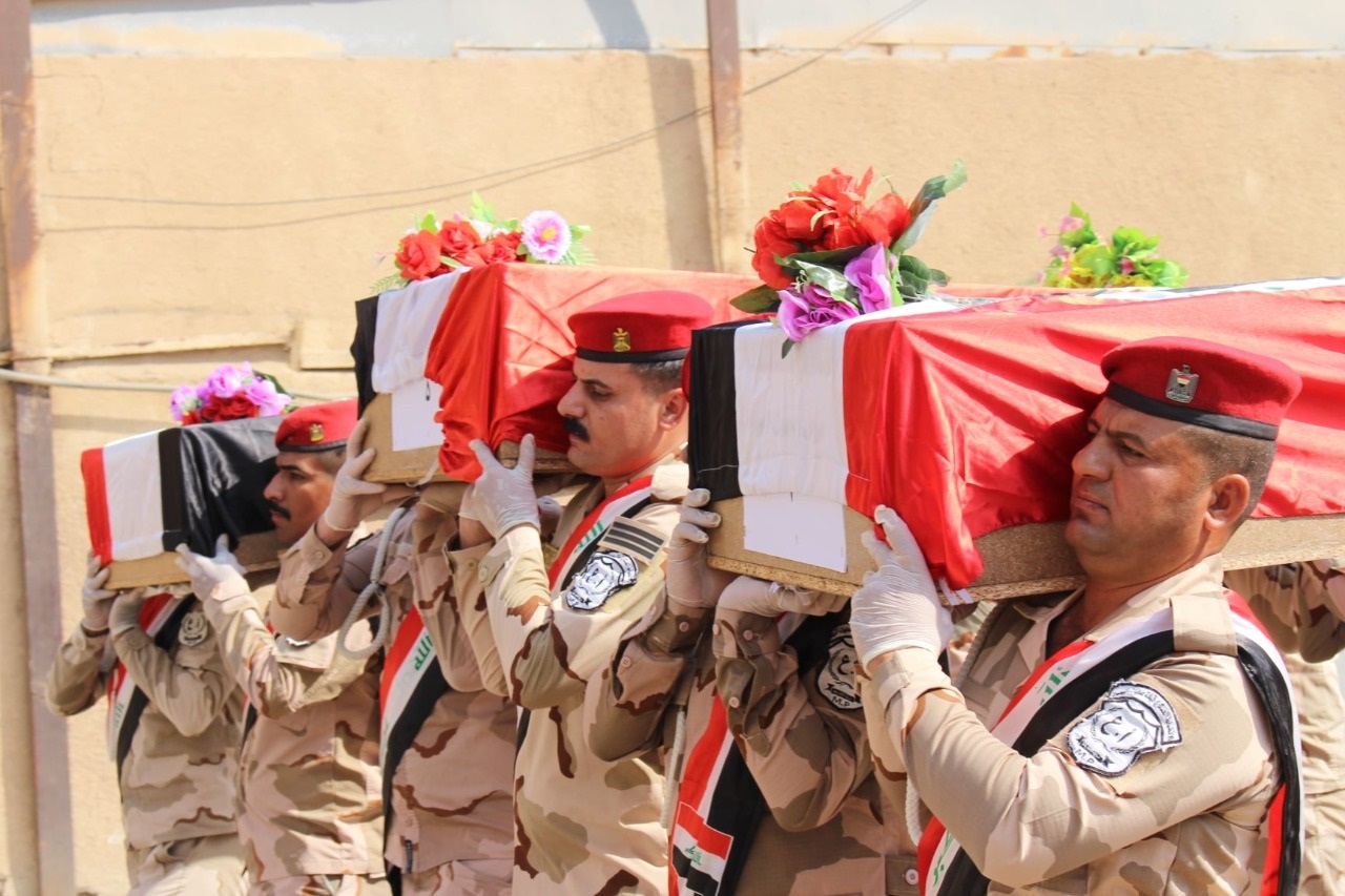 العراق وايران يتبادلان رفات جنودا قتلوا ابان حرب الثمان سنوات (صور)