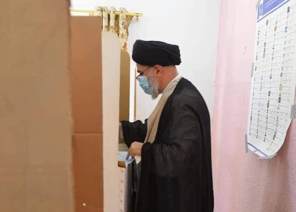 بالصور..وكيل المرجعية أحمد الصافي يدلي بصوته في الانتخابات البرلمانية