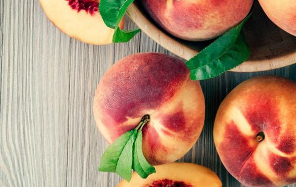 ما هي فوائد الخوخ الأحمر للنساء