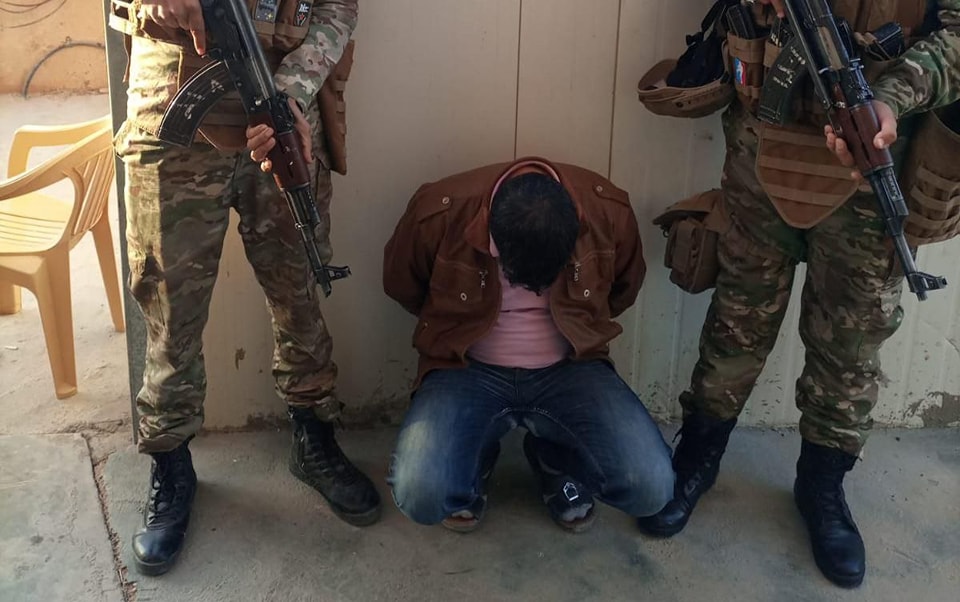 حشد العتبات يلقي القبض على مطلوب وفق المادة 4 ارهاب في النخيب