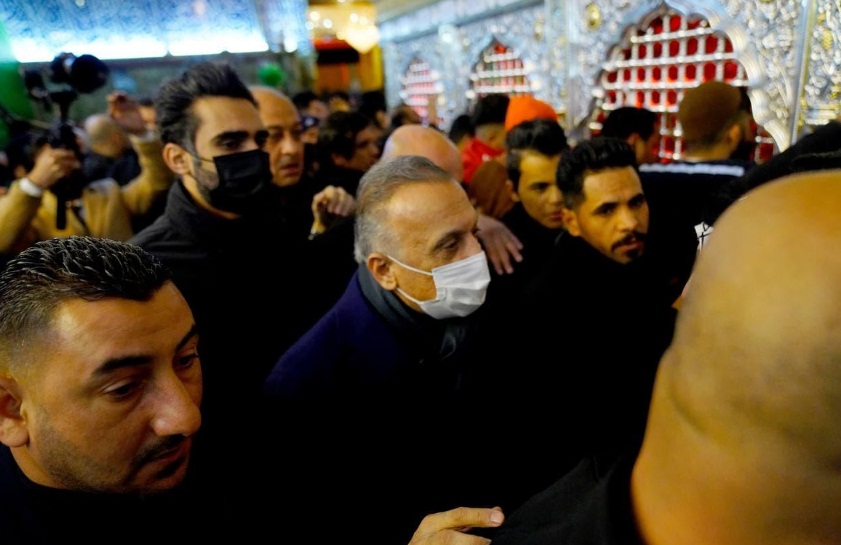 الكاظمي يزور مرقد الإمام علي في النجف الاشرف(مصور)