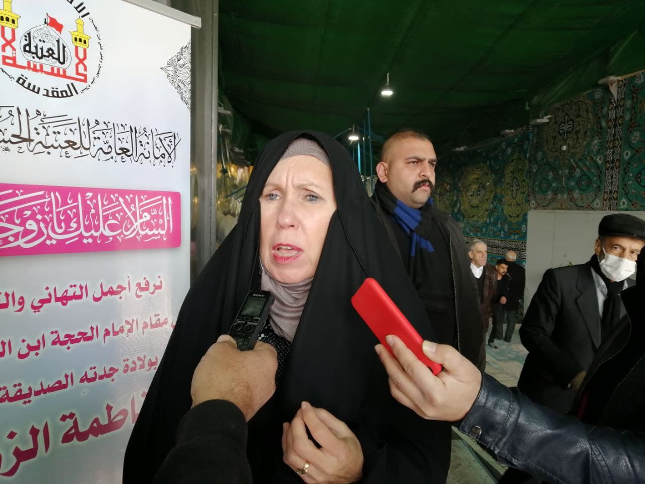 بالصور :سفيرة استراليا بالعراق ترتدي العباءة العراقية وتزور مرقد الامام الحسين عليه السلام
