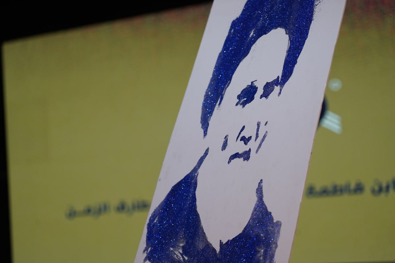 شاهد ..في جامعة بغداد فنان شاب يرسم العراق بثواني