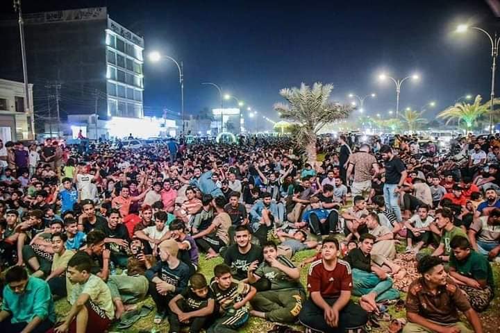 بالصور :ساحات وشوارع كربلاء تحتشد بالشباب لمشاهدة مبارات ريال مدريد وليفربول عبر شاشات كبيرة