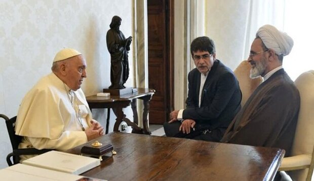المرشد الايراني يبعث برسالة شفوية الى البابا فرانسيس