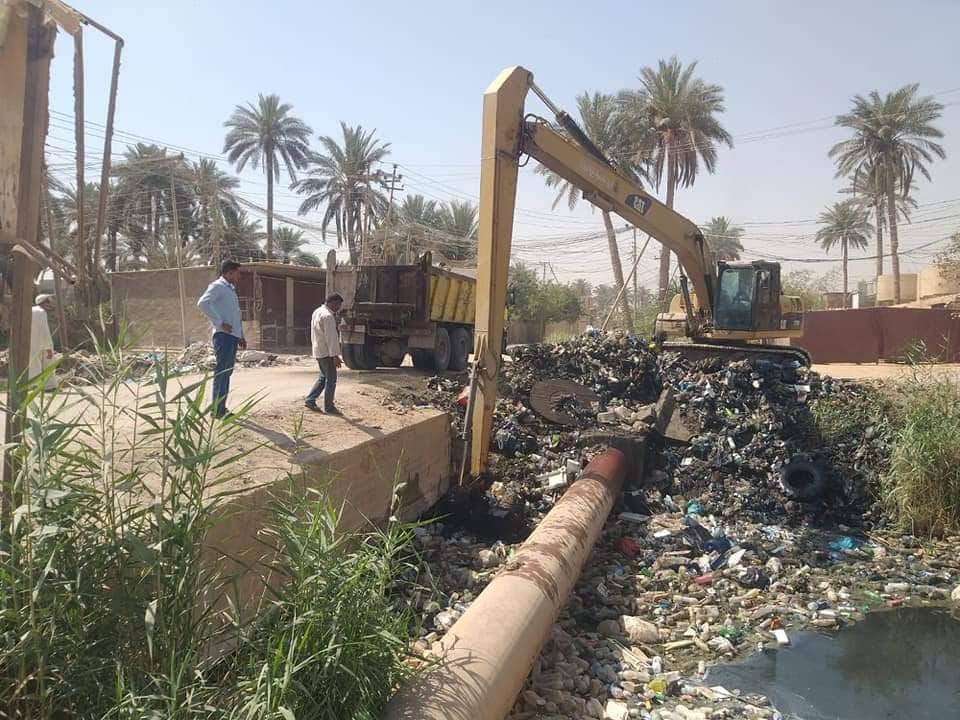 كربلاء : مطالبات بشمول المبازل الفرعية في قضاء الحر بعملية التطهير من القصب والبردي