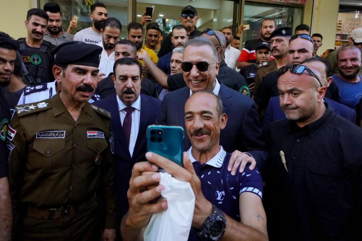 الكاظمي يتجوّل في أسواق مدينة الرمادي بمحافظة الأنبار (صور)