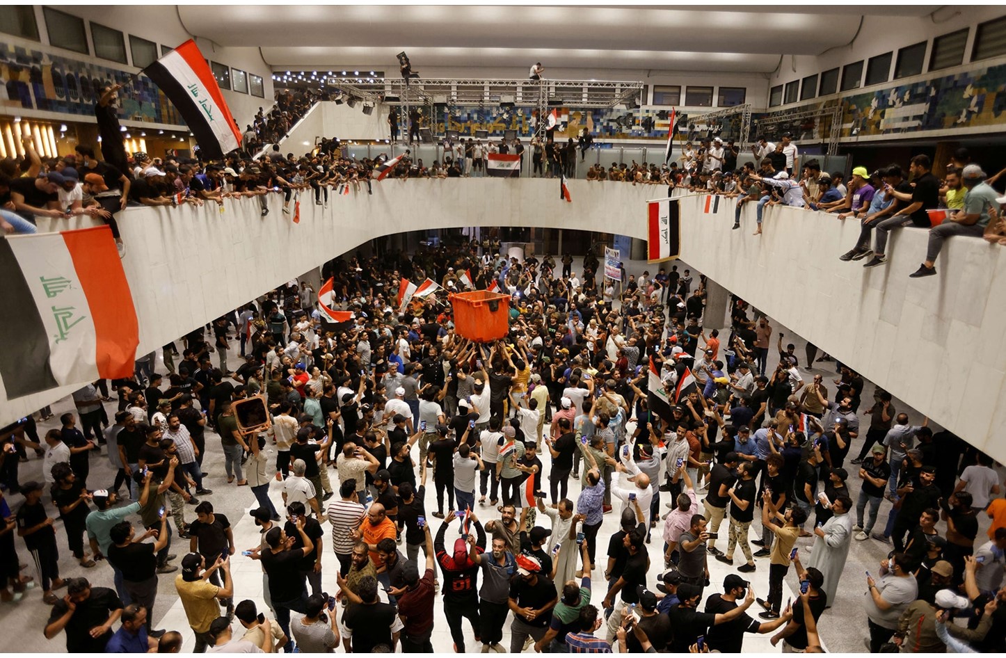 بالصور.. متظاهرون صدريون يقتحمون برلمان العراق.