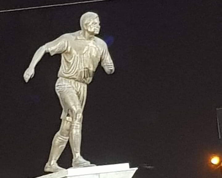 تمثال أسطورة الكرة العراقية أحمد راضي يتعرض إلى التخريب في بغداد