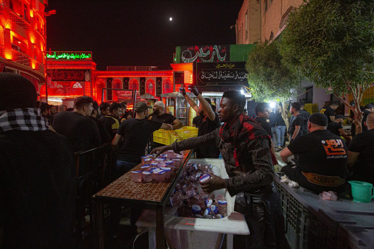 بالصور:ينصب للمرة الاولى ويقدم الطعام الى صباح (11) محرم ..موكب شبابي اشرك الاجانب في الخدمة الحسينية