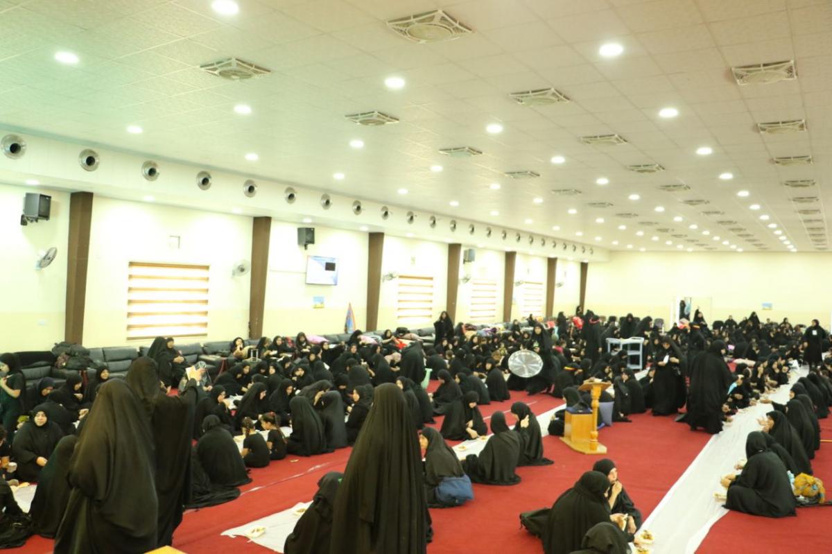 متحدثون باللغة الانكليزية ينتشرون في طرق كربلاء للاجابة على المسائل الشرعية خلال زيارة الاربعين