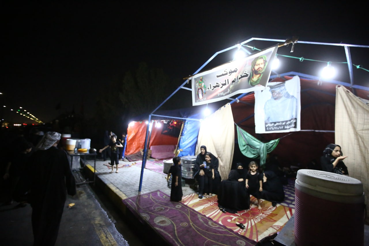 بالصور:ولد يبيع دراجته ومهندس ينصب الموكب لامه...مواكب حسينية تديرها النساء في البصرة