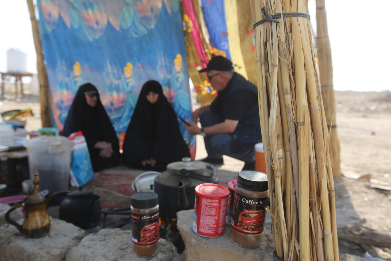 نساء طاعنات في السن يقدمن خدماتهن لزوار الاربعين في ذي قار :نسال الله حسن العاقبة