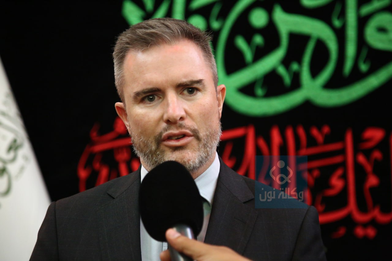 بالصور..السفير الكندي في العراق يزور مرقد الامام الحسين (ع) :يجب ان اكون حاضرا في زيارة الاربعين