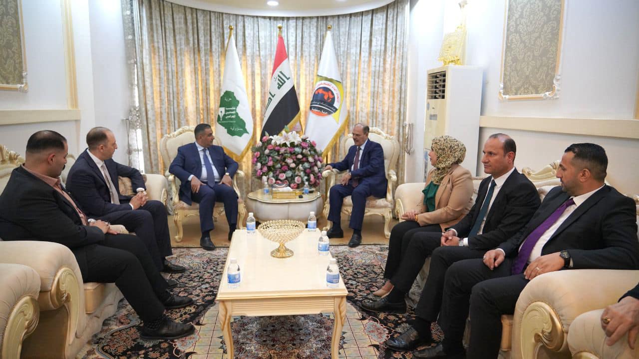 محافظ البنك المركزي يزور نقابة الصحفيين العراقيين ويلتقي باللامي.