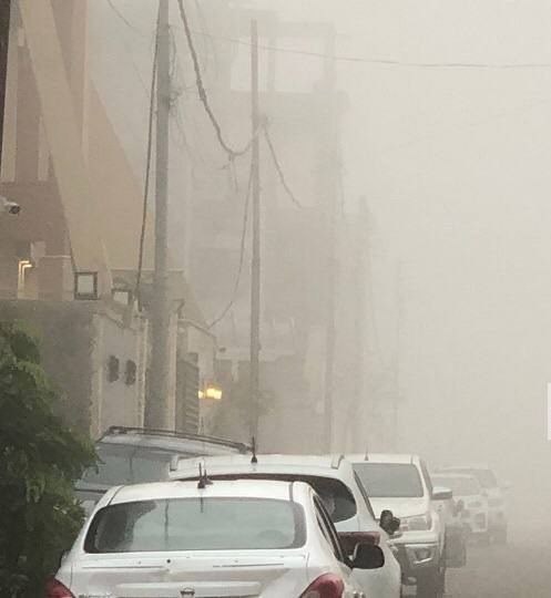 بالصور .. انعدام شبه كامل للرؤية بسبب الضباب في البصرة