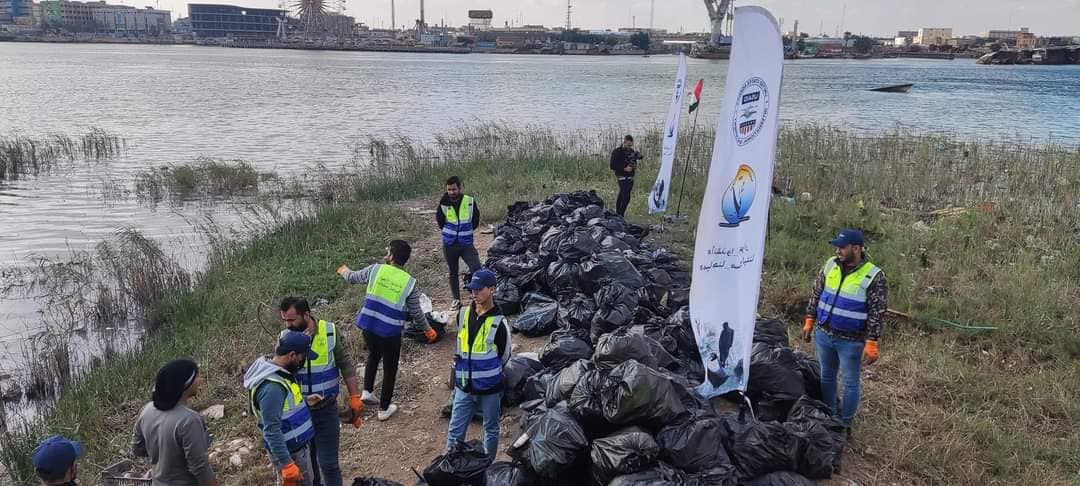 بالصور:متطوعون من المحافظات يقومون بتنظيف كورنيش شط العرب