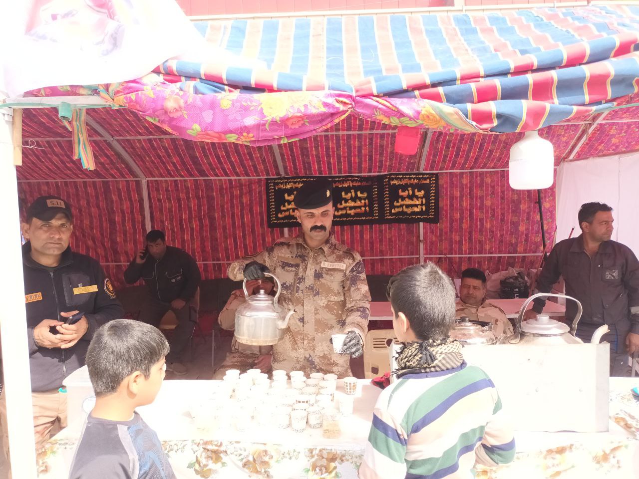 بالصور:زيارة الامام الكاظم عليه السلام:موكب فوج رئاسي يعالج النساء والرجال ويطعمهم ويسقيهم