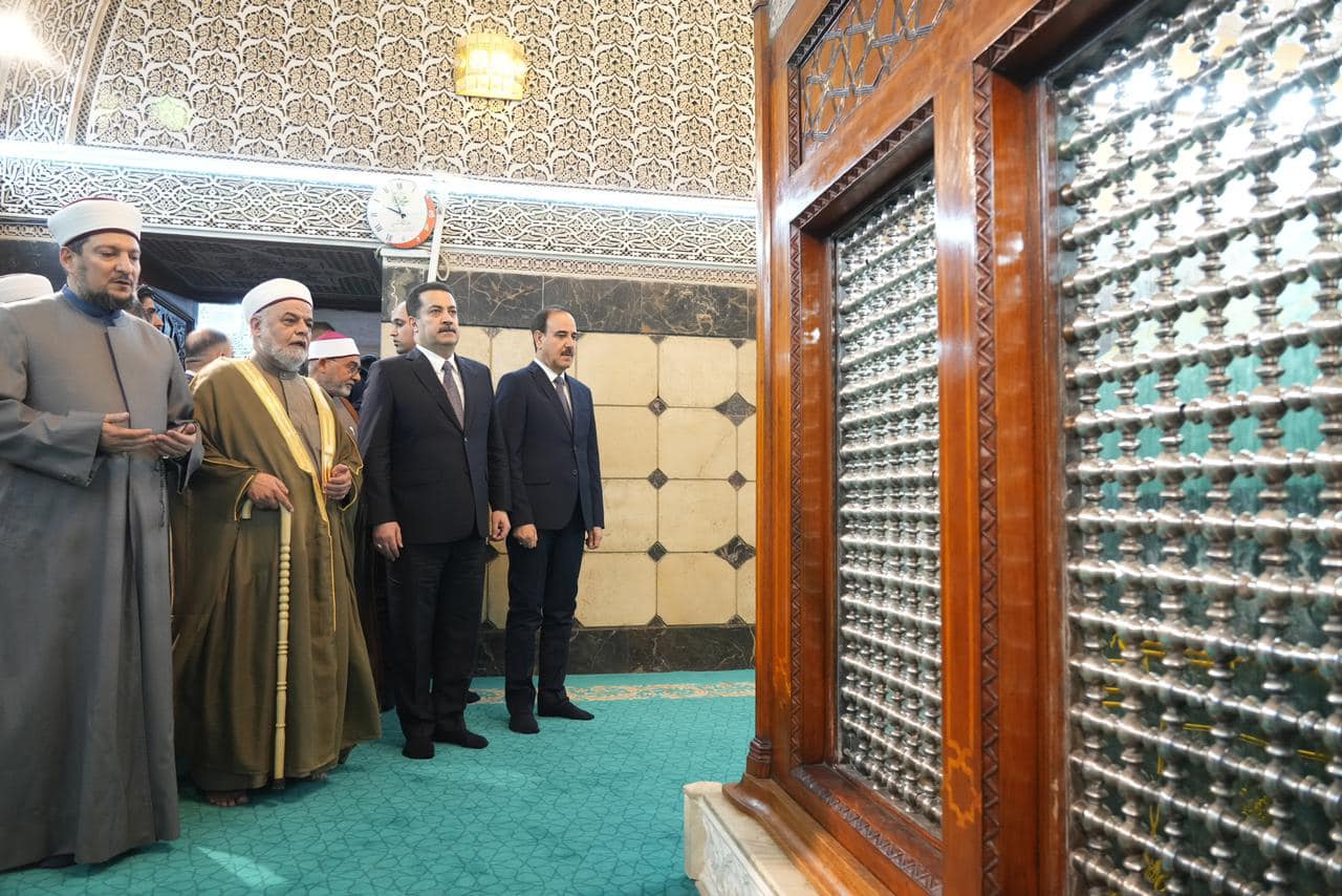 رئيس الوزراء يزور مرقد الامام ابي حنيفة بالاعظمية