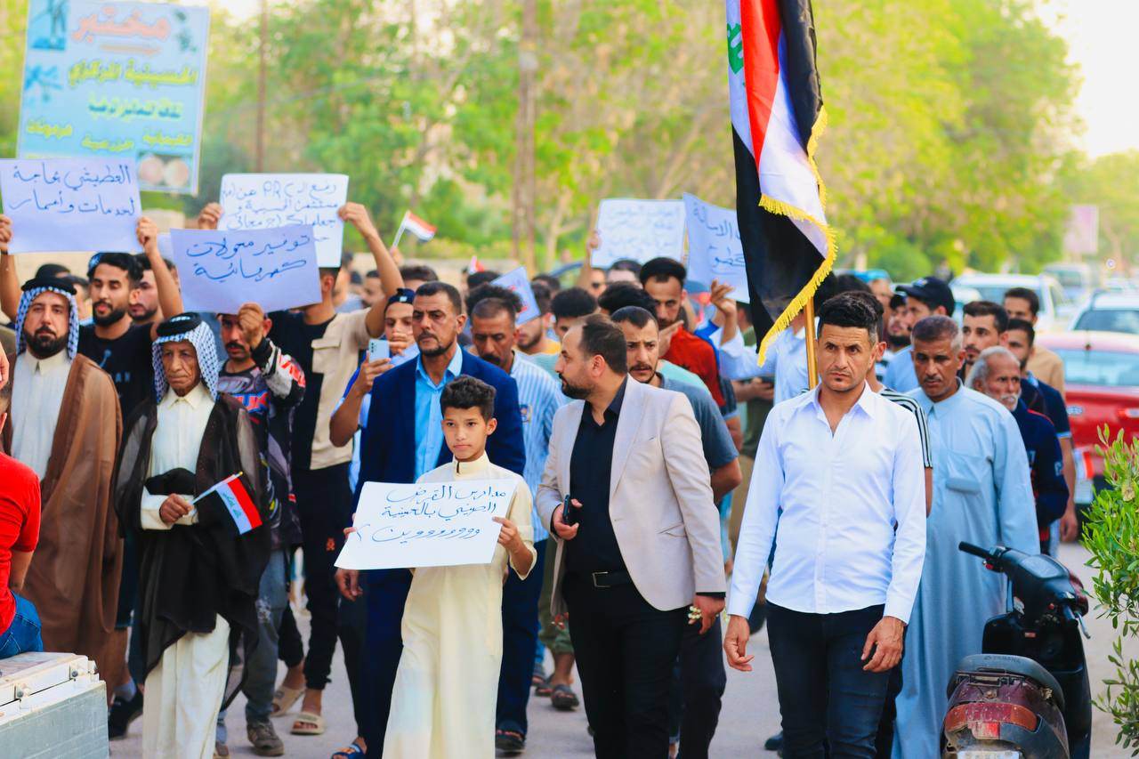 العشرات من أبناء قضاء الحسينية في كربلاء يخرجون بتظاهرة حاشدة للمطالبة بتحسين واقع الخدمات