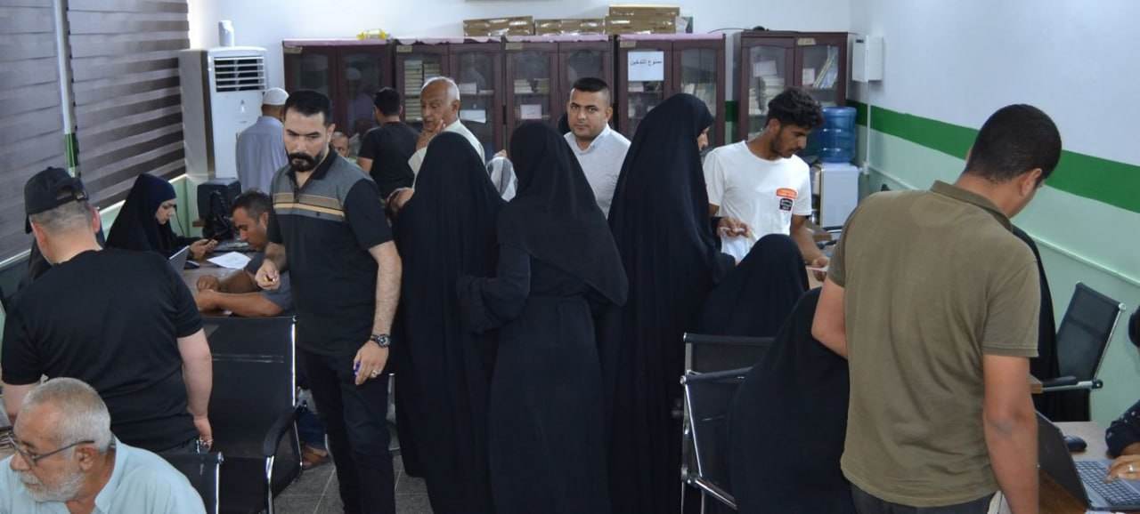 كربلاء : إقبال واسع لمركز تدقيق الحسينية من قبل المواطنين لإصدار البطاقة التموينية الالكترونية الجديدة