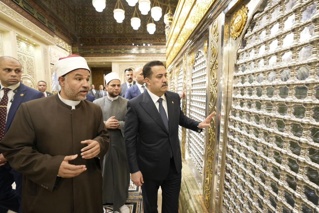 بالصور:السوداني يزور مقام الإمام الحسين (عليه السلام) في القاهرة ويؤدي الصلوات فيه