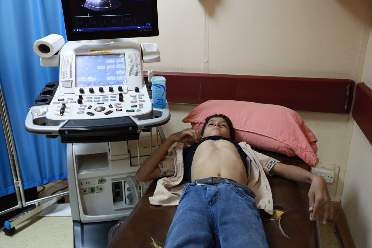 لأول مرة في الديوانية اجراء عملية جراحية لطفل يعاني من تشوه في العمود الفقري والحبل الشوكي