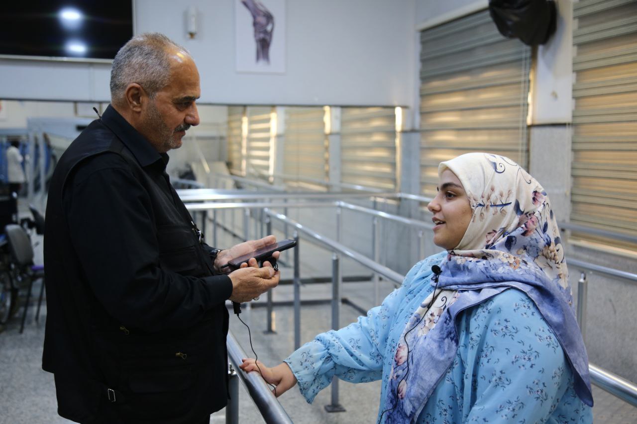 تصعد ثلاث طبقات زحفا الى مختبرات الجامعة .. زهراء شابة من البصرة تسير بأطراف من الوارث في كربلاء