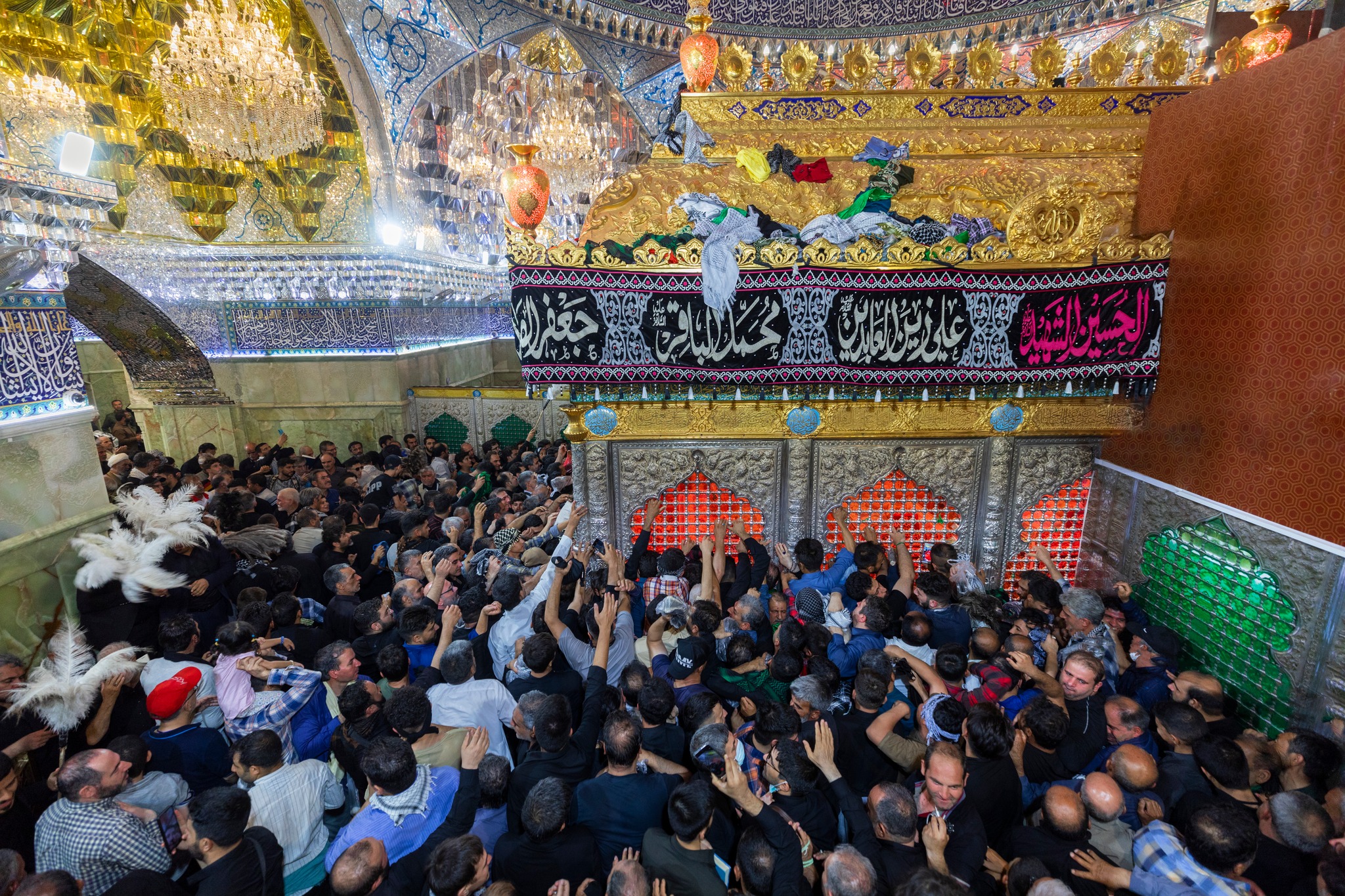 بالصور:زوار الاربعين في سامراء يطوفون عند مرقد امامهم