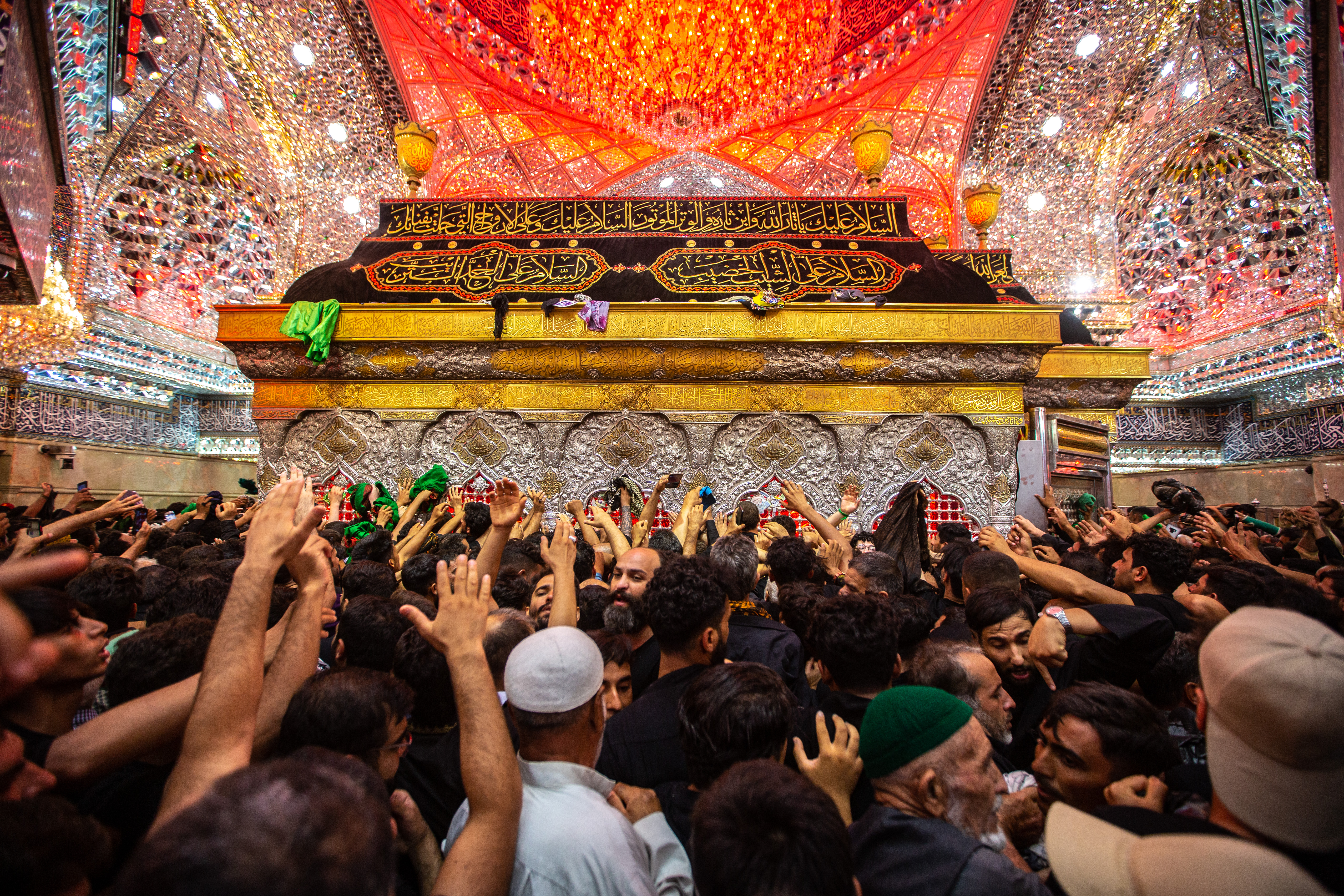 مشاهد مصورة من مرقد الامام الحسين وتوافد الملايين اليه في كربلاء (حصري)