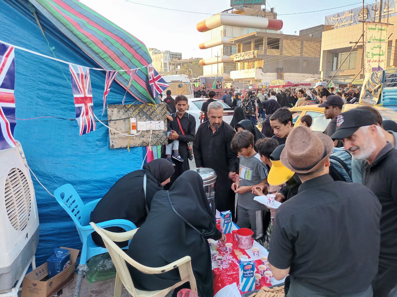 زيارة الاربعين :بريطانية وابنتها تخدمان المشاية على طريق الزائرين