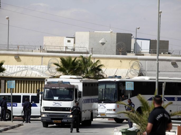 50 أسيرا فلسطينيا يعلنون إضرابا مفتوحا عن الطعام