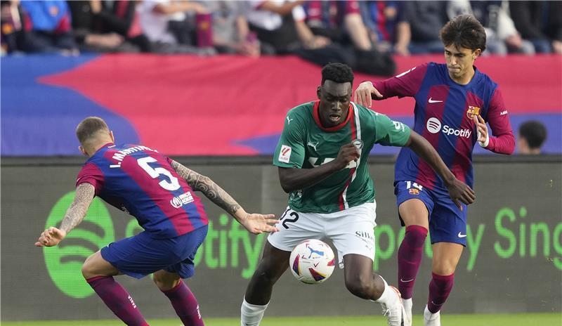 برشلونة يحقق فوزا صعبا على الافيس بهدفين لهدف