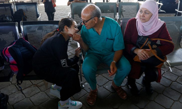 طبيب يودع أسرته عند معبر رفح ويعود لعلاج الجرحى في غزة