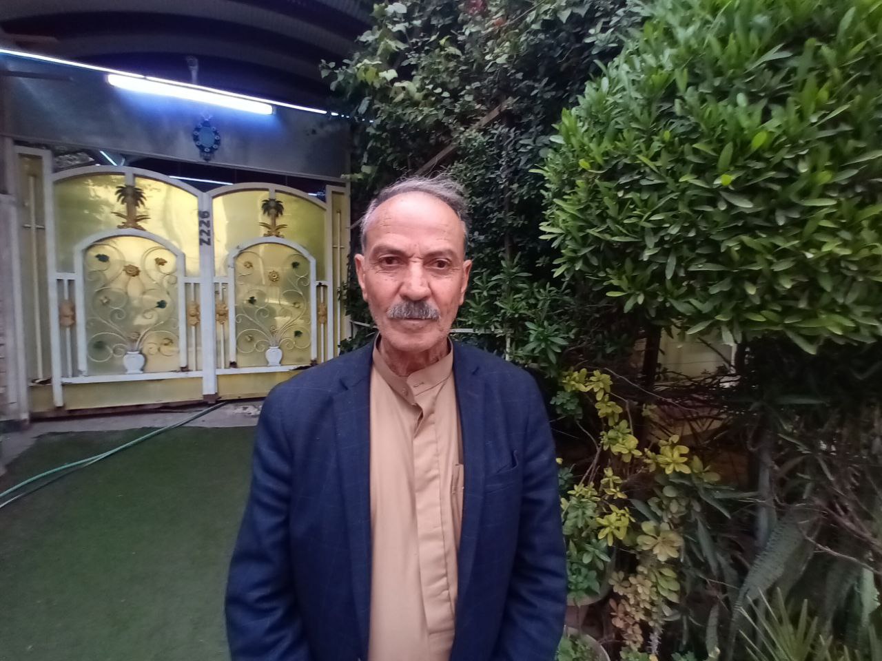 انفق عليها ملايين الدنانير: مهندس بغدادي يحول واجهة داره الى حدائق تسر الناظرين(فيديو)