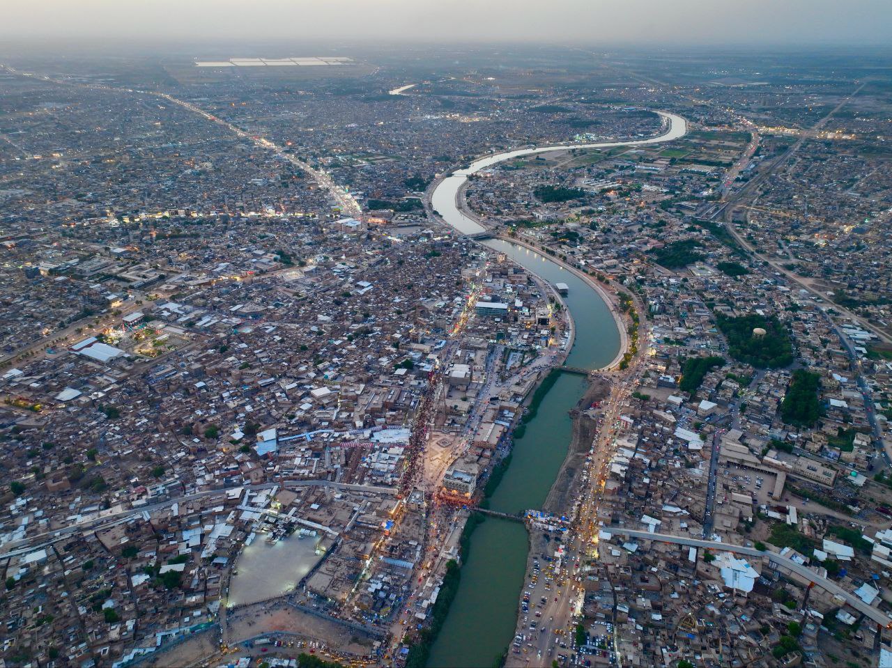 لقطات من الجو  تظهر مدينة الحلة ونهرها الذي يشطرها الى نصفين