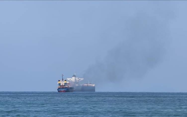 الحوثيون يستهدفون سفينة ترفع علم ليبريا في البحر الأحمر