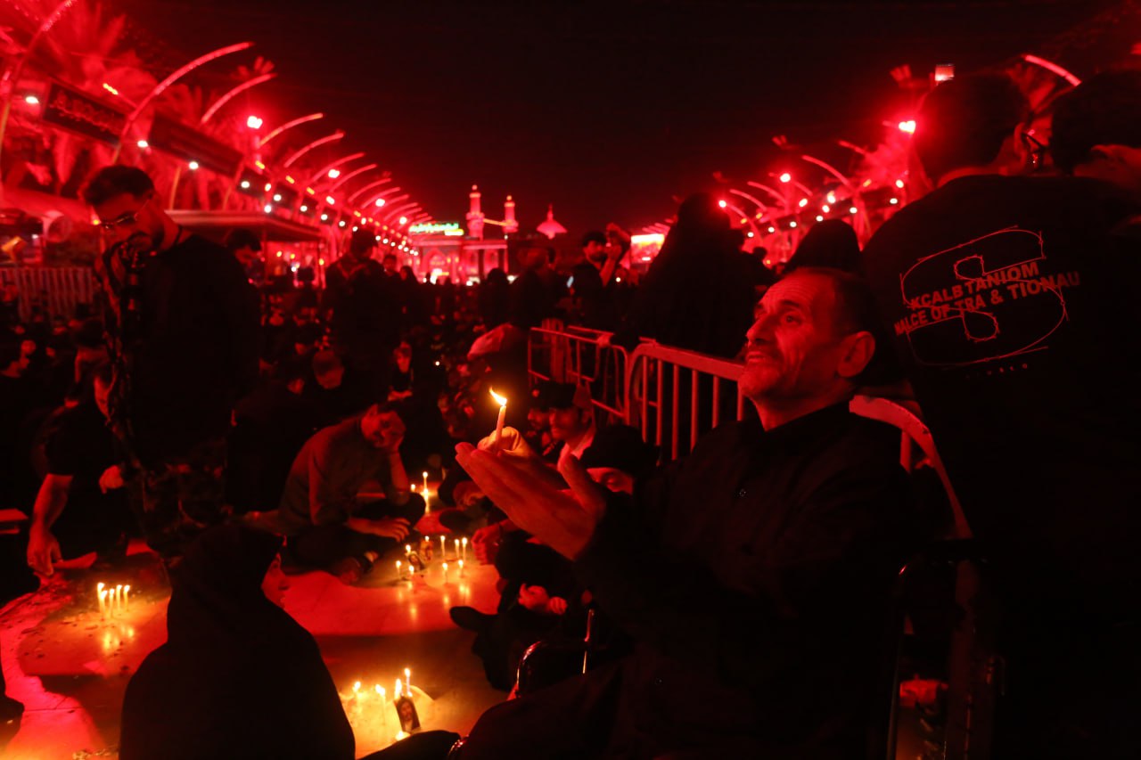 في اجواء حزينة.. حشود الزائرين تحيي ليلة الوحشة وتشعل الشموع في كربلاء