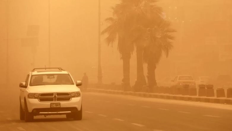 المرور تحذر من موجة غبار وانخفاض الرؤية في محافظات عدة وتوصي باتخاذ إجراءات السلامة